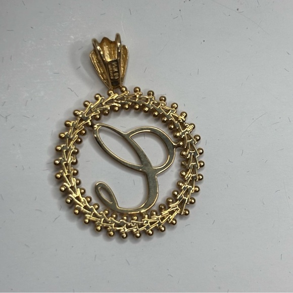 IMPERIAL GOLD 14K Yellow Gold Script Initial "C" Wreath Pendant - Picture 4 of 4